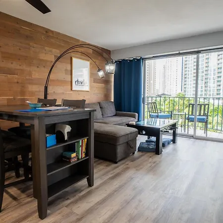 Spacious 2 Bedroom, 1 Bath Waikiki Condo